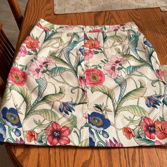 Fully lined Ann Taylor floral pencil skirt. Zip closure NWOT - Picture 2 of 4